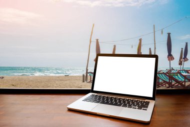 Tablo boş ekrana sahip dizüstü bilgisayarı. plaj artalan