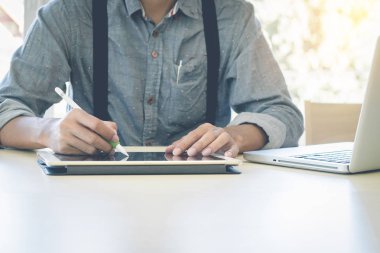 İç tasarımcı el yeni modern bilgisayar laptop ile çalışma 