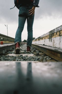 Vintage filtre efekti ile demiryolu üzerinde yürüyen Gezgin.