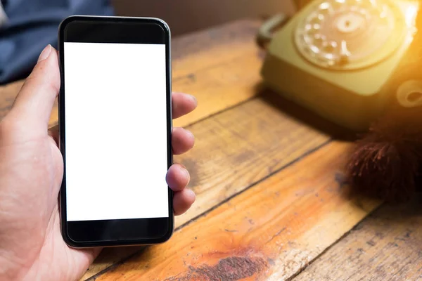 Hombre usando el teléfono inteligente con el móvil en blanco. Teléfono inteligente con blanco — Foto de Stock