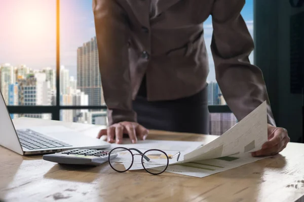 Documentos de negócios na mesa de escritório com telefone inteligente e laptop — Fotografia de Stock