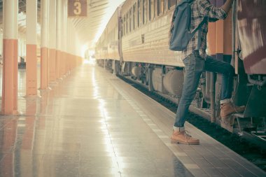 Sırt çantasında demiryolu ile genç yolcusu.