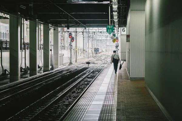 Spoorlijn autoriteiten lopen alleen bij station met vintage ton — Stockfoto