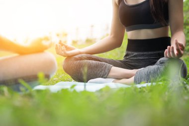 Kadın Yoga kadar yakın - doğada sakin ol