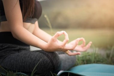 Kadın Yoga kadar yakın - doğada sakin ol