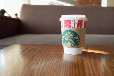 Lampang, Thailand 02 Ocak 2017: Starbucks kahve starbucks offee dükkanda uzun boylu bir. Starbucks dünyanın en büyük kahve evi 61 ülke içinde 20.000'den fazla mağaza ile mi.