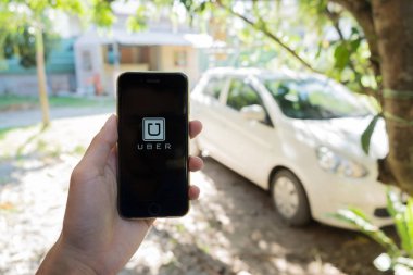 Hiang Mai, Tayland - 15 Ocak 2017: Uber app tutan bir adam el