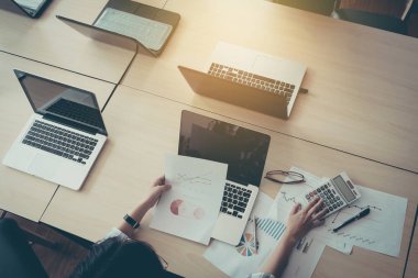 Ofiste çalışan iş kadın. analiz belge ve birimi