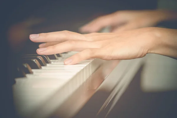 Close up de mãos de meninas jovens, tocando piano. filtro vintage eff — Fotografia de Stock