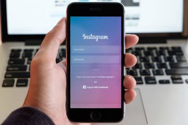 Chiang Mai, Tayland - 16 Ocak 2017: Apple iphone bir adam tutar wi