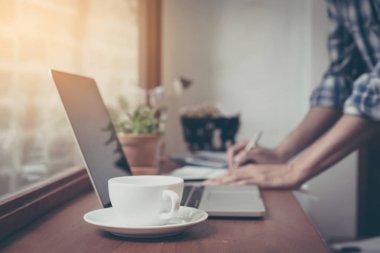 Office belgeleri ve onun üstünde laptop ile çalışan iş adamı 