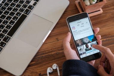 Chiang Mai, Tayland - 16 Ocak 2017: Apple iphone bir adam tutar wi