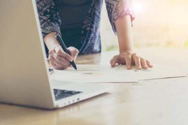 İş kadını ofiste çalışmak için ayakta. analiz belgesel