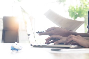 Dizüstü bilgisayar ile veri sırasında bir bana tartışırken iş adamları