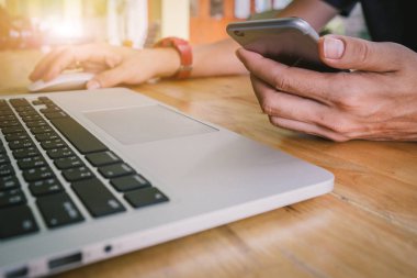 laptop ile çalışma iş verilerini analiz mali çalışan com