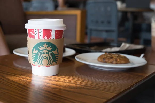 LAMPANG, THAILANDIA 02 GENNAIO 2017: Un caffè Starbucks alto in starbu — Foto Stock