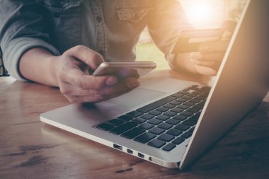 Online ödeme, kredi kartı tutan ve kullanarak adamın elleri akıllı