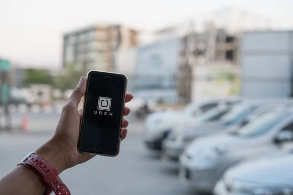 Chiang Mai, Tayland - 1 Mar 2017: Uber app tutan bir adam el