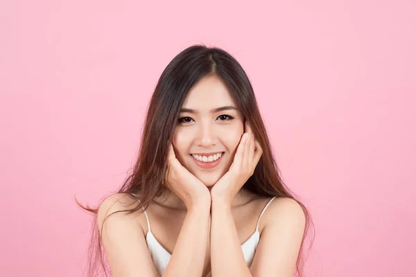 Азіатські молодий красивою жінкою, посміхаючись і доторкнутися до її обличчя, як дуже Крас- — стокове фото