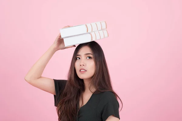 Азіатський молодих ділової жінки кричали і тримає документ підшивок — стокове фото