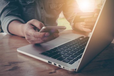 Online ödeme, kredi kartı tutan ve kullanarak adamın elleri akıllı