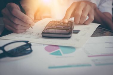 İşadamı hesaplamak maliyet ve giderleri dizüstü bilgisayar için arama'yı kullanma 