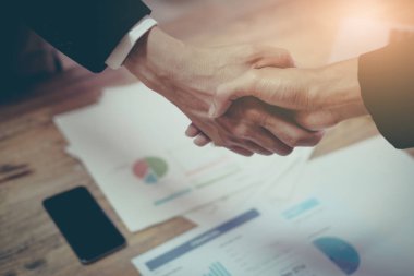 iki iş adamı ortağı vint ile çalışan tabloda el sallayarak