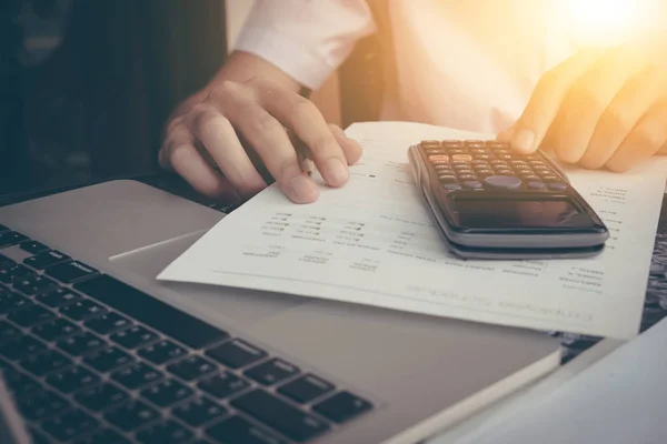 İşadamı hesaplamak maliyet ve giderleri dizüstü bilgisayar için arama'yı kullanma 