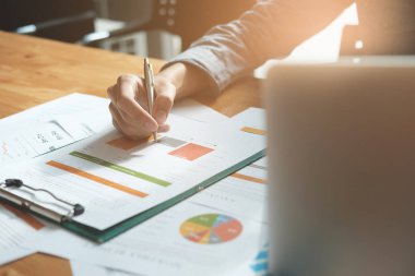 Dizüstü bilgisayar grafikle raporda analiz işadamı