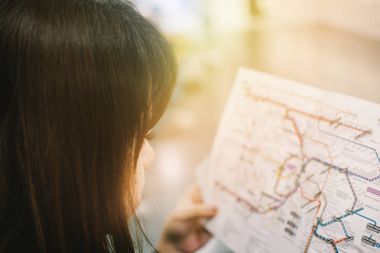 Görüntü güzel kadının tokyo tren haritaları üzerinde seyir kapatın