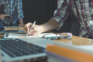 Belgeler ve fikirleri ile vint toplantısında tartışırken iş adamı