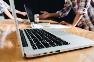 Belgeler ve fikirleri ile vint toplantısında tartışırken iş adamı