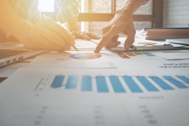 Analiz ve th tartışmak için bilgisayar toplantı kullanarak iş adamları