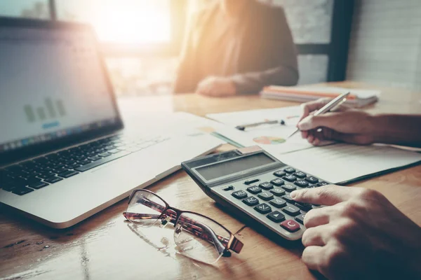 Close up Zakenman en partner met behulp van rekenmachine en laptop voor — Stockfoto