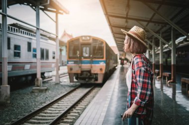 Tren seyahat su için tren istasyonunda bekleyen güzel kadın