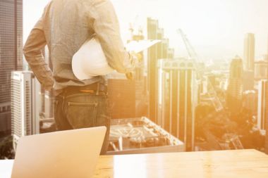 Güvenlik kask göz blueprint kağıt tutan Oluşturucusu mühendisi