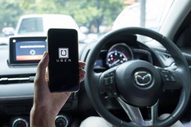 Chiang Mai, Tayland - 15 Haziran 2017: Uber ap holding adam yardım