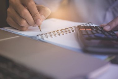El yazısını analiz eden ve hesap makinesine güvenen mali veriler