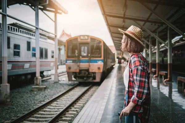 Mulher bonita esperando o trem na estação de trem para viajar em su — Fotografia de Stock