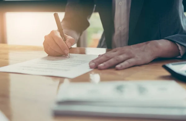 Primer plano del empresario que firma el papel del contrato con la pluma, vendimia — Foto de Stock