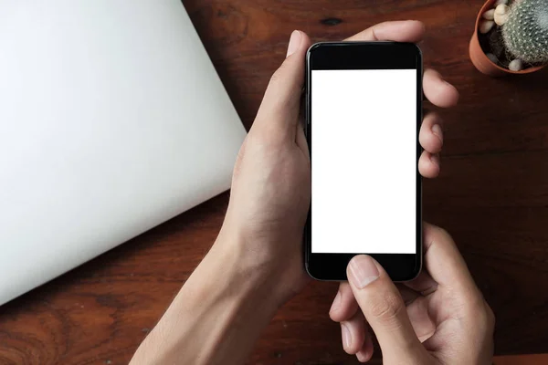 Mann som bruker smarttelefon med tom mobil kan legge til tekstmeldinger eller – stockfoto