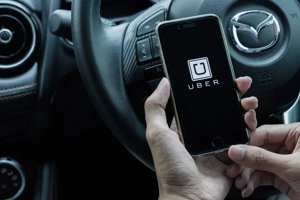 Chiang Mai, Tayland - 15 Haziran 2017: Bir uber sürücü el holding