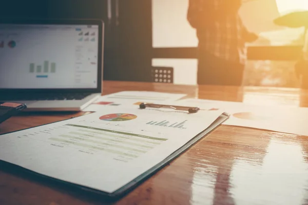 Zakelijke documenten op kantoor tafel en team van zakelijke mensen o — Stockfoto