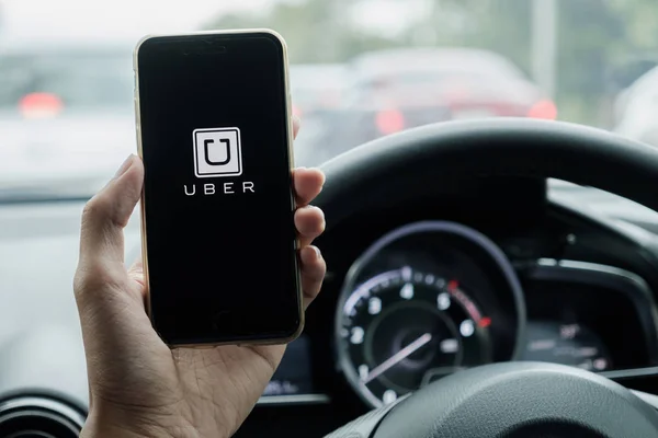 CHIANG MAI,THAILAND - JUNE 15, 2017 : A uber driver hand holding — Stock Photo, Image