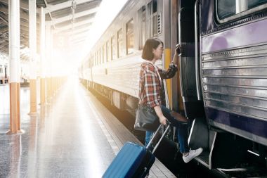 Bagaj istasyonunda tren ile seyahat ile beyaz genç kız