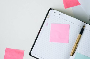 Ana sayfa görünümü açık defter, kalem ve beyaz Resepsiyon arka plan üzerinde post it