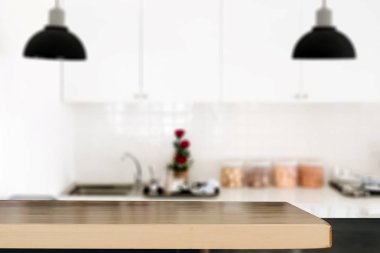 Bulanıklık mutfak zemin üzerine ahşap masa üstü (mutfak Adası) olarak - 