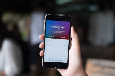 Chiang Mai, Tayland - 30 Temmuz 2017: Bir adam Instagram uygulama ile elma iphone üstünde belgili tanımlık perde tutar. Akıllı telefonlar için bir fotoğraf paylaşımı uygulaması Instagram olduğunu.