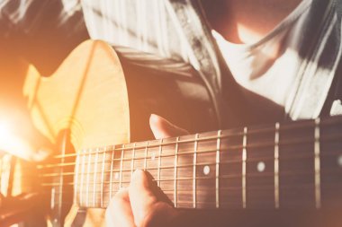 shot dizeleri ve gitarist elleri üzerinde gitar çalmak kadar kapatın