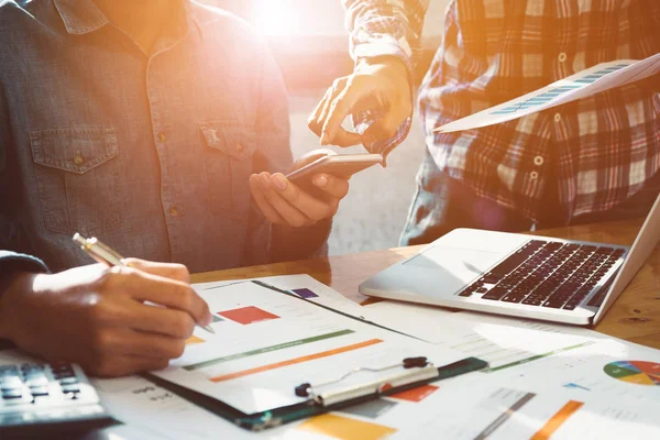 iş, başlangıç ve insanlar kavramı - dizüstü bilgisayar ve ofis smartphone ile yaratıcı ekibi